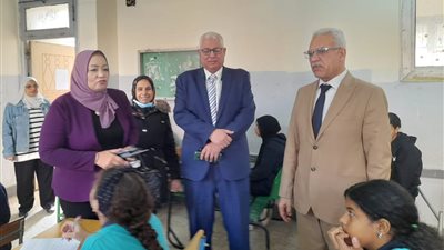 مدير تعليم القاهرة يتفقد لجان امتحانات النقل ويحذر من استخدام التليفون المحمول (صور)