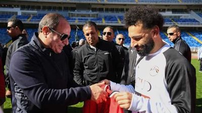 محمد صلاح يهدي الرئيس السيسي قميص المنتخب الوطني 