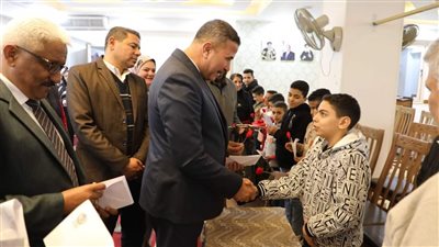 السكرتير العام للمحافظة يهنئ أطفال دور الأيتام القبطية بالمنيا بعيد الميلاد المجيد