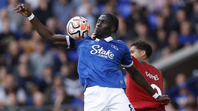 تقارير.. برشلونة يحاول الفوز بصفقة معقدة من البريميرليج وأرسنال يستعد لخطف اللاعب