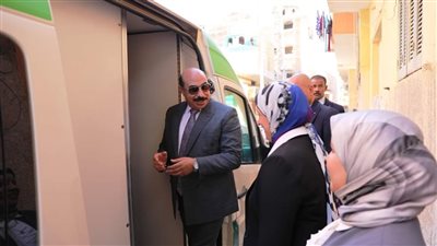 محافظ أسوان يتفقد الفرق الطبية من العيادات المتنقلة والإسعاف