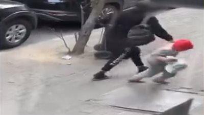 «عاطل» يسحل طفلته في الشارع لإجبارها على التسول بوسط البلد| فيديو