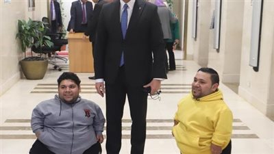 وزير العمل يستقبل مواطنًا من «ذوي الهمم».. ويوجه بتوفير فرصة عمل له