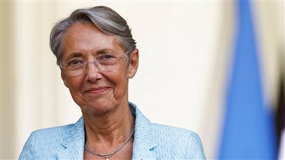 استقالة رئيسة وزراء فرنسا من منصبها.. وقرار هام من ماكرون