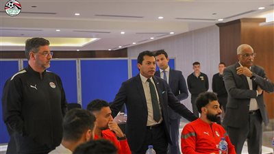 وزير الرياضة يزور معسكر المنتخب قبل السفر إلى كوت ديفوار.. صور