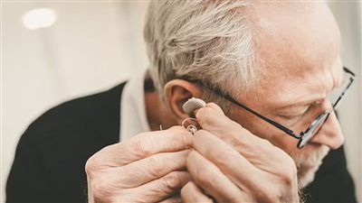 هل تساعد سماعات الأذن على التقليل من خطر الإصابة بمرض الخرف؟