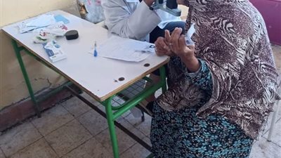 بالصور.. تفاصيل توقيع الكشف الطبي على 450 حالة من مرضى العيون بالبحيرة