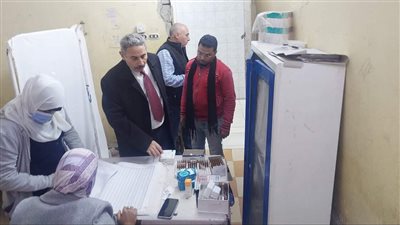 إحالة 13 من الطاقم الطبي والعاملين بمستشفى ووحدة صحية بالمنيا للتحقيق