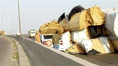 مصرع سائق في حادث انقلاب سيارة محملة بالأخشاب على الطريق بسوهاج