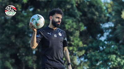 بالفيديو.. حشود وهتافات حماسية أمام فندق المنتخب لـ محمد صلاح