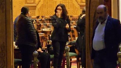 انهيار لطيفة أثناء عزاء والدتها في مصر (صور)