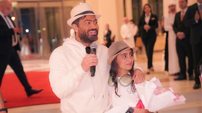 مطقمين زي بعض.. تامر حسني برفقة ابنته 