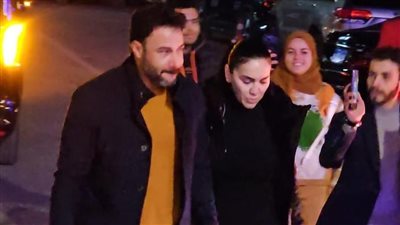 الظهور الأول للعرسان.. مي فاروق ومحمد العمروسي في عزاء والدة لطيفة (صور)