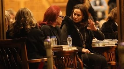 هند صبري ونبيلة عبيد تساندان لطيفة في عزاء والدتها (صور)