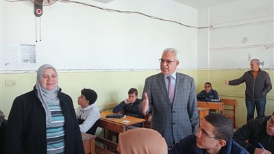 أيمن موسى يتابع امتحان اللغة الإنجليزية لطلاب الصف الثاني ثانوى (صور)