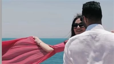 من وسط البحر.. سارة نخلة تعلن عن ارتباطها (فيديو)