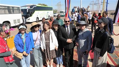 أشرف عطية يلتقط صورا تذكارية مع الأفواج السياحية 