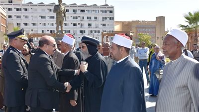 محافظ أسوان يضع إكليل الزهور على النصب التذكارى احتفالا بالعيد القومى للمحافظة 