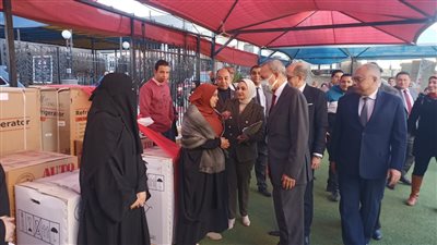 محافظ القليوبية يشهد توزيع أجهزة كهربائية لتجهيز 50 عروسة فى بنها