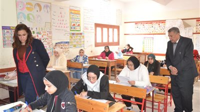 نائب محافظ البحيرة ووكيل التعليم يتابعان انتظام سير امتحانات الشهادة الإعدادية (صور)