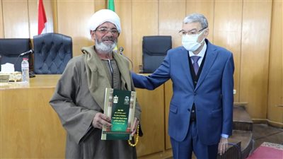 محافظ المنيا يُسلم 105 عقودا جديدة لتقنين أوضاع أراضي أملاك الدولة