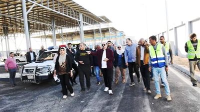 محافظ أسوان يتابع ميدانيًا مشروعات مبادرة 