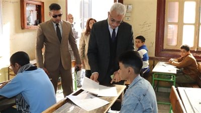 مدير تعليم القاهرة يتفقد سير امتحانات الشهادة الإعدادية للفصل الدراسي الأول (صور)