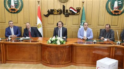 محافظ المنوفية يواصل لقاءات «رد الجميل» ويوزع مساعدات على 156 حالة إنسانية