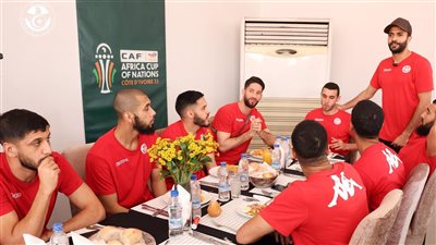 بالصور.. الخنيسي يغادر منتخب تونس للإصابة ويودع زملائه في المعسكر