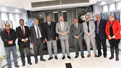 وفد الاتحاد لنقابات عمال أسوان يهنئ اللواء أشرف عطية بمناسبة العيد القومى 