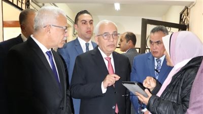 وزير التعليم يتابع أداء طلاب الصف الأول الثانوي الامتحانات من خلال التابلت بمدارس القاهرة 