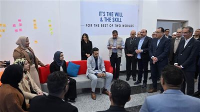 رئيس الوزراء يستمع لقصص نجاح مجموعة من شباب رواد الأعمال فى أسوان