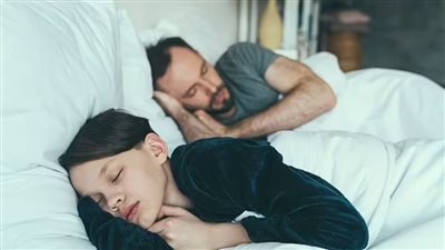 خبير: في هذا العمر يجب أن يتوقف الطفل عن النوم مع والديه