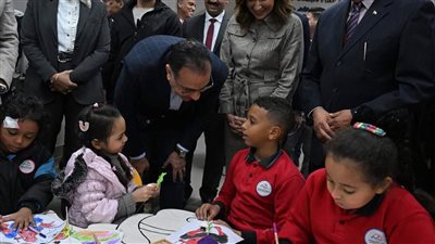 رئيس الوزراء يتفقد مكتبة مصر العامة بأسوان ويشهد عددًا من الأنشطة الفنية