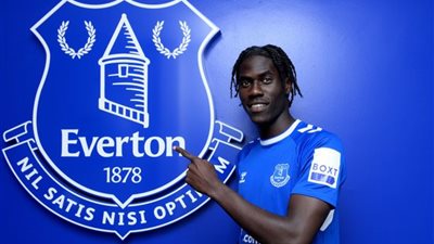 نيوكاسل يونايتد يزاحم برشلونة على صفقة لاعب إيفرتون