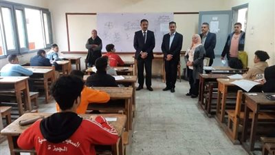 محافظ الجيزة: إيقاف معلم عن العمل وإلغاء امتحانات أربعة طلاب بسب الموبايلات 