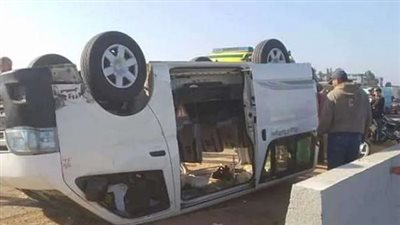 إصابة 3 أشخاص في حادث انقلاب سيارة ميكروباص على الطريق بسوهاج