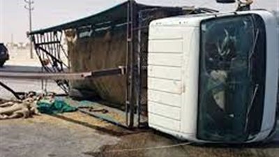 إصابة 8 عمال في حادث انقلاب سيارة نصف نقل على الطريق بأكتوبر