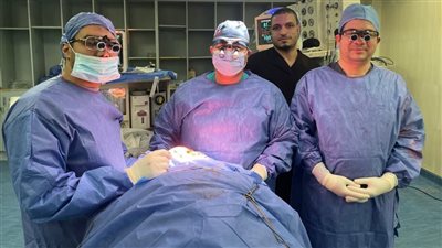 قصة نجاح فريق طبي بمستشفى جامعة سوهاج باستئصال ورم سرطاني يزن نصف كيلو من مريضة خمسينية