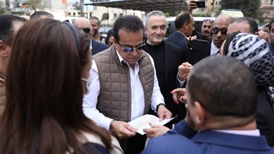  وزير الصحة يستجيب لاستغاثة والدة طفل ويوجه التأمين الصحي بسرعة علاجه