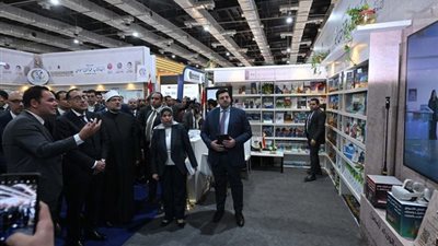 رئيس الوزراء يتفقد جناح «مركز المعلومات» بمعرض القاهرة الدولي للكتاب