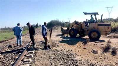 ليلة إغلاقها من الجهات المعنية.. بلاغ يكشف إعادة فتح معابر مخالفة بقضبان القطارات بقرية العزيمة بالبحيرة 
