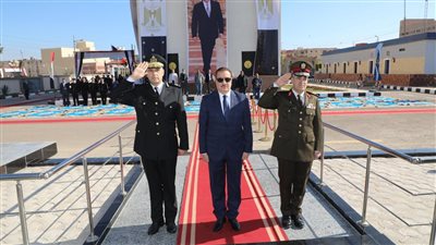 محافظ المنوفية ومدير الأمن يضعان إكليل الزهور على النصب التذكاري لشهداء الشرطة بقويسنا