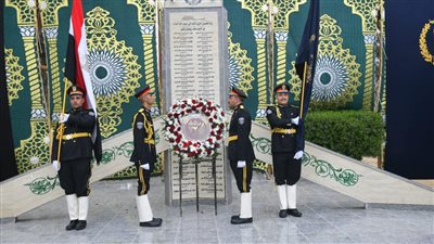 احتفالا بعيد الشرطة.. محافظ الغربية يضع إكليلًا من الزهور على النصب التذكاري للشهداء