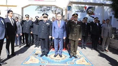 محافظ سوهاج ومدير الأمن يضعان أكاليل الزهور على النصب التذكاري لشهداء الشرطة