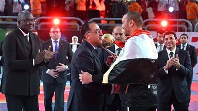 «مدبولي» يسلم كأس إفريقيا لمنتخب اليد المصرى.. ويشيد بالأداء الراقي للمنتخب الجزائري