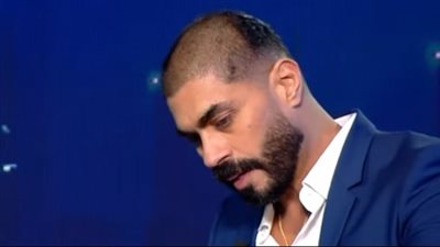 بالفيديو.. خالد سليم يحلق شعره عبر التلفزيون تضامنا مع والدته المصابة بالسرطان