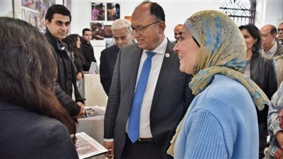 تفاصيل افتتاح رئيس جامعة حلوان معرض مشروعات الطلاب بكلية الفنون التطبيقية (صور)