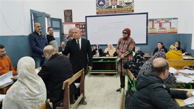 وكيل «تعليم دمياط» يتفقد أعمال التصحيح وتقدير الدرجات بكنترول الشهادة الإعدادية