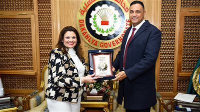 وزيرة الهجرة تهدي درع الوزارة لمحافظ الدقهلية لجهوده بمبادرة «مراكب النجاة»